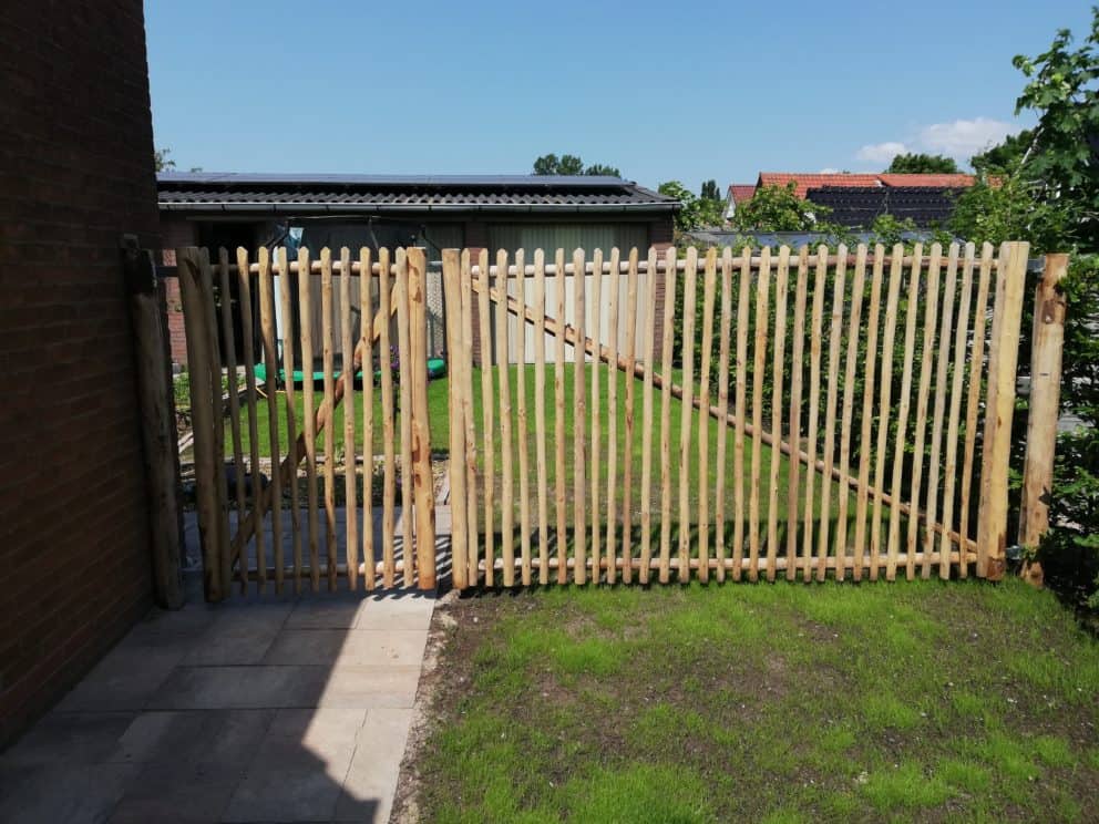 Dubbele Franse rondhoutpoort uit twee ongelijke delen. Link is 100 cm breed bij 150 cm hoog en rechts is 250 cm breed bij 150 cm hoog.