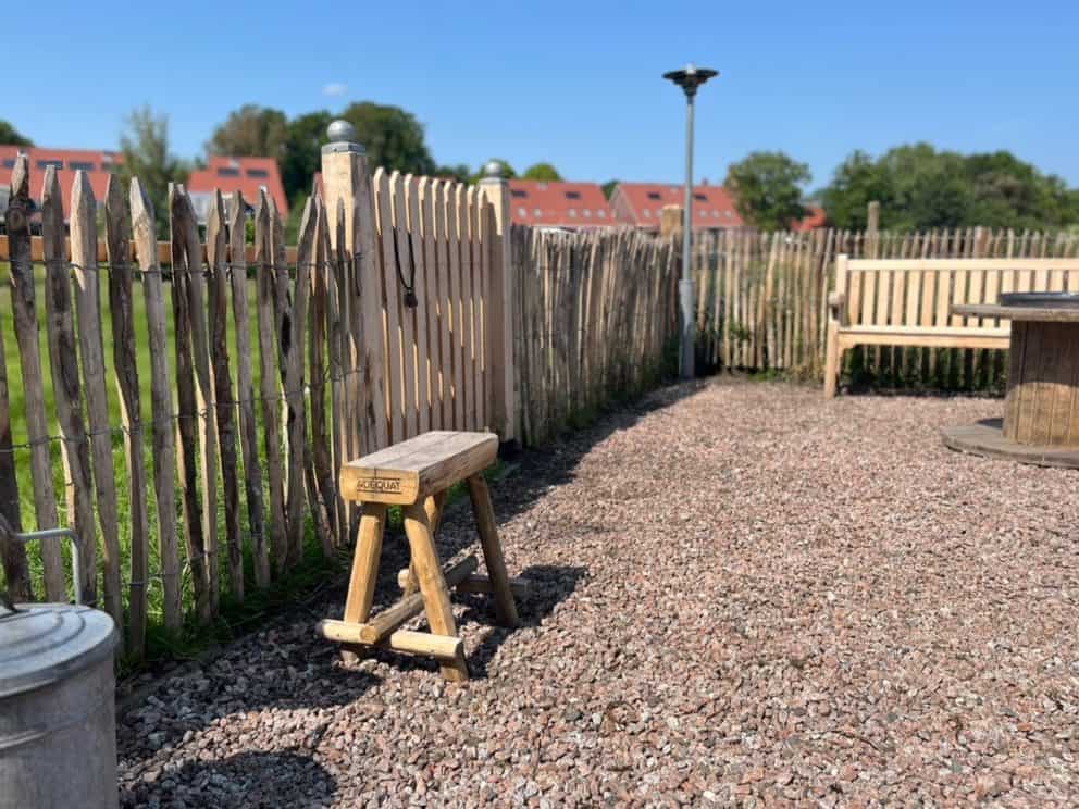 Frans schapenhek 100 cm hoog met latafstand 2 cm een een kastanjehouten krukje