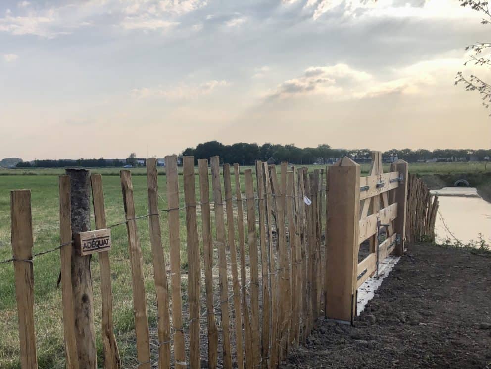 Frans schapenhek van 120 cm hoog met een latafstand van 10 cm als afrastering in de tuin ook heel geschikt voor ongelijk terrein