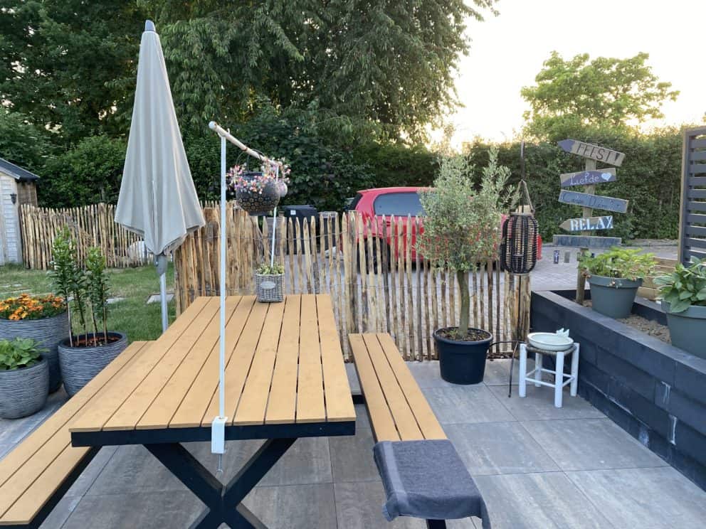 Frans schapenhek 120 cm hoog en latafstand 2 cm en een linksdraaiende rondhoutpoort van 100 breed bij 120 hoog als afscheiding in een tuin tussen privé en b&b