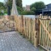Frans schapenhek 120 cm hoog en latafstand 2 cm en een linksdraaiende rondhoutpoort van 100 breed bij 120 hoog als afscheiding in een tuin tussen privé en b&b