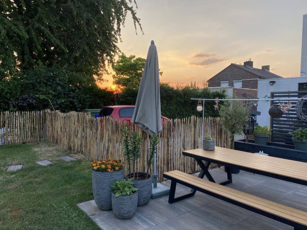 Frans schapenhek 120 cm hoog en latafstand 2 cm en een linksdraaiende rondhoutpoort van 100 breed bij 120 hoog als afscheiding in een tuin tussen privé en b&b