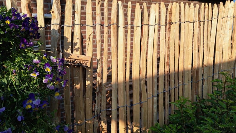 Frans schapenhek van 175 cm hoog en met latafstand 2 cm als afscheiding in de tuin