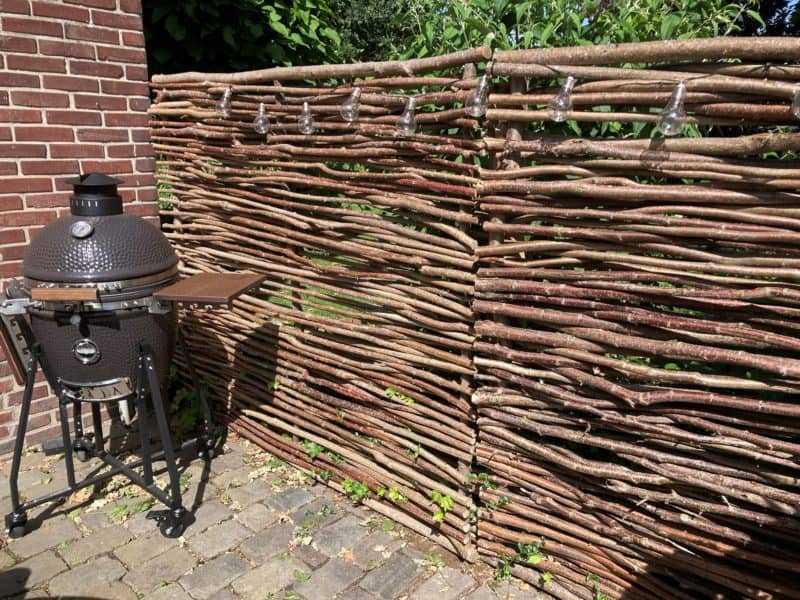 Hazelaar scherm Somme 1 in de afmeting 150 cm breed bij 180 cm hoog als afrastering in de tuin bij een barbeque hoekje