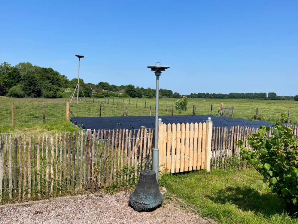 Schapenhek 100 cm hoog met latafstand 2 cm een een kastanjehouten krukje