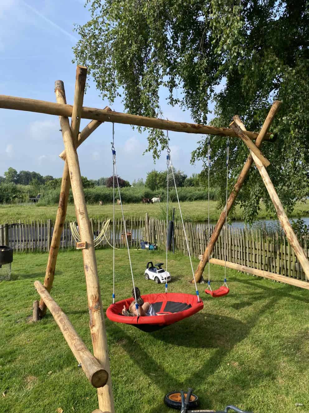 Schommel gemaakt van kastanjehouten palen met een diameter van 10-12 cm een lengte van 350 cm en 500 cm