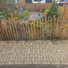 Frans schapenhek van kastanje van 80 cm hoog met een latafstand van 4 cm met kastanje palen van 125 cm lang en een diameter van 7-9 cm gebruikt als omheining in de voortuin
