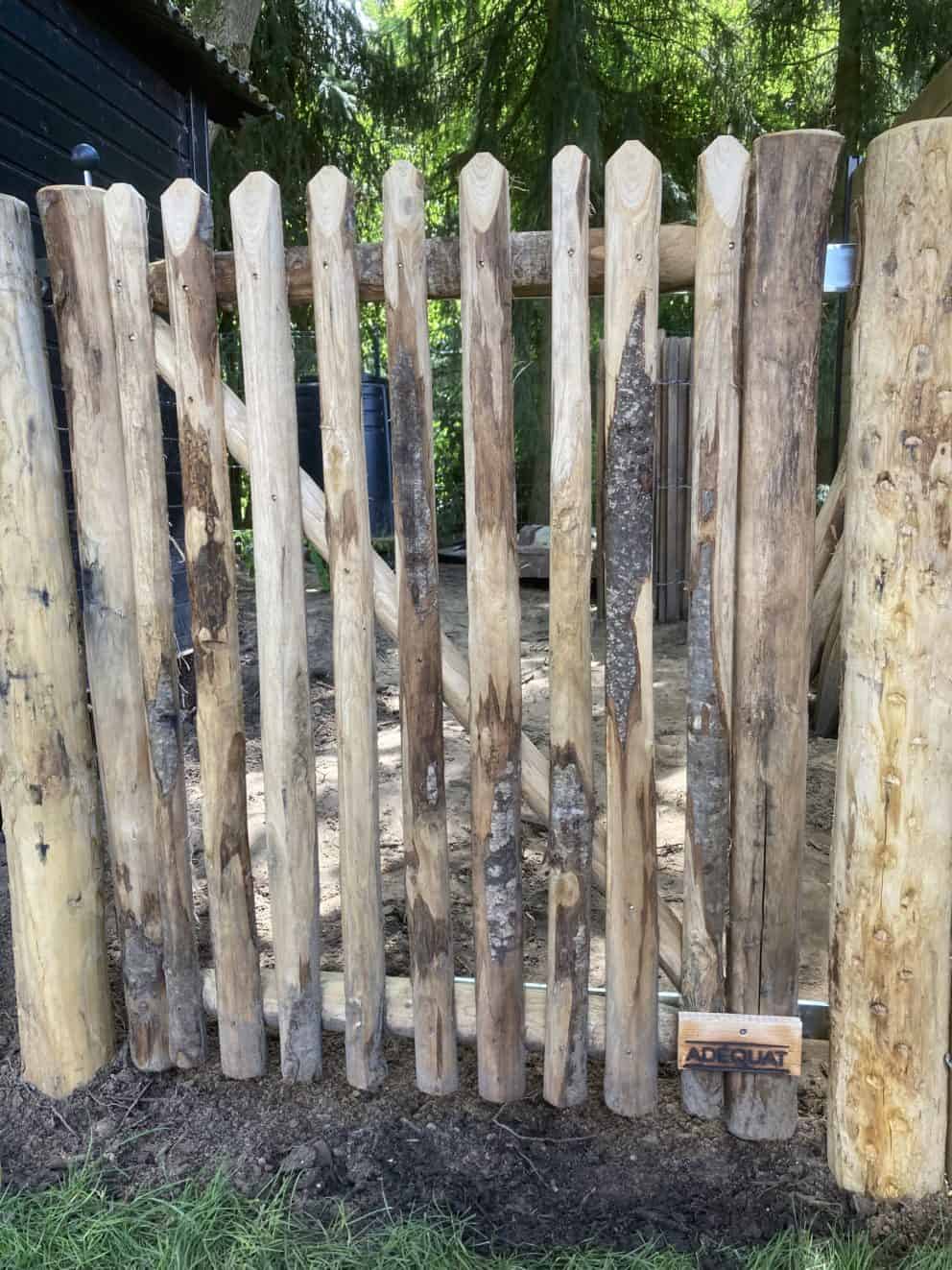 Franse rondhoutpoort 80 cm breed bij 100 cm hoog als doorgang naar een weide voor de dieren