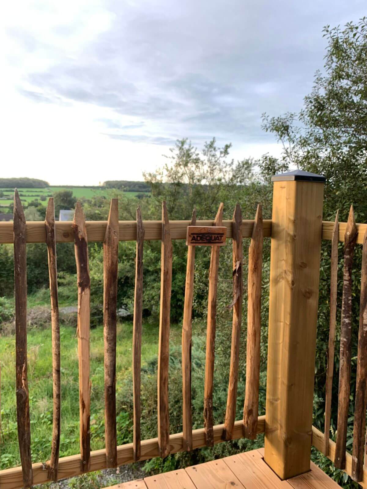 Rasterlatten kastanje van 80 cm hoog 1/4 lat gepunt als omheining bij een balkon in de Ardennen