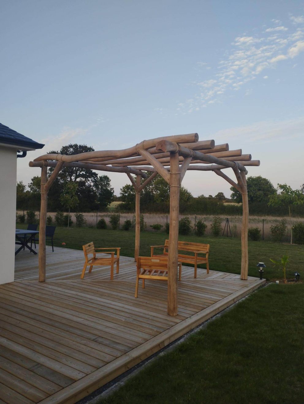 Pergola gebouwd op een houten terras