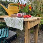 Moestuin werktafel gemaakt van kastanje gezaagde balken en planken in de afmetingen 6x6x250 en 2x10x50 cm