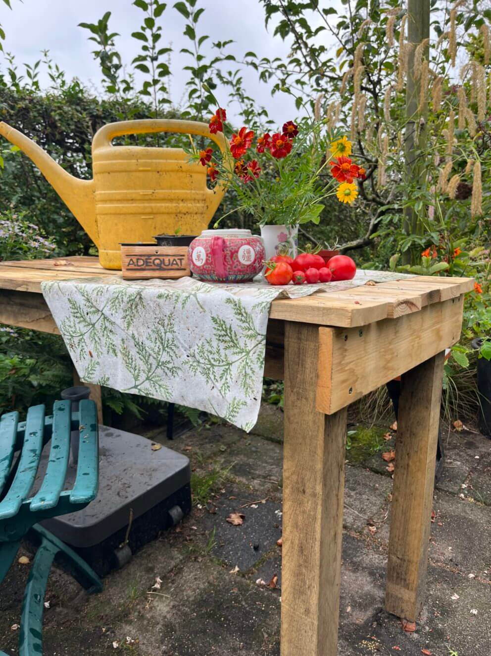 Moestuin werktafel gemaakt van kastanje gezaagde balken en planken in de afmetingen 6x6x250 en 2x10x50 cm