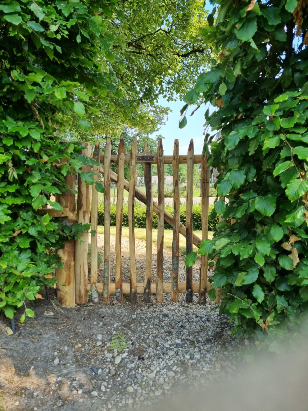 Franse rondhoutpoort van kastanjehout met een hoogte van 100 cm en een breedte van 120 cm Adequat