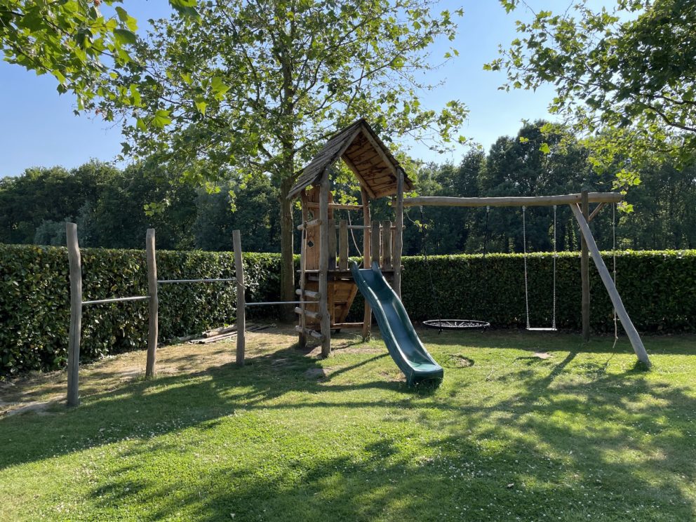 Robinia palen geschild en geschuurd diameters 13-15 en 10-12 (cm), schaaldelen en eiken planken voor speeltoestel.jpg - Adéquat