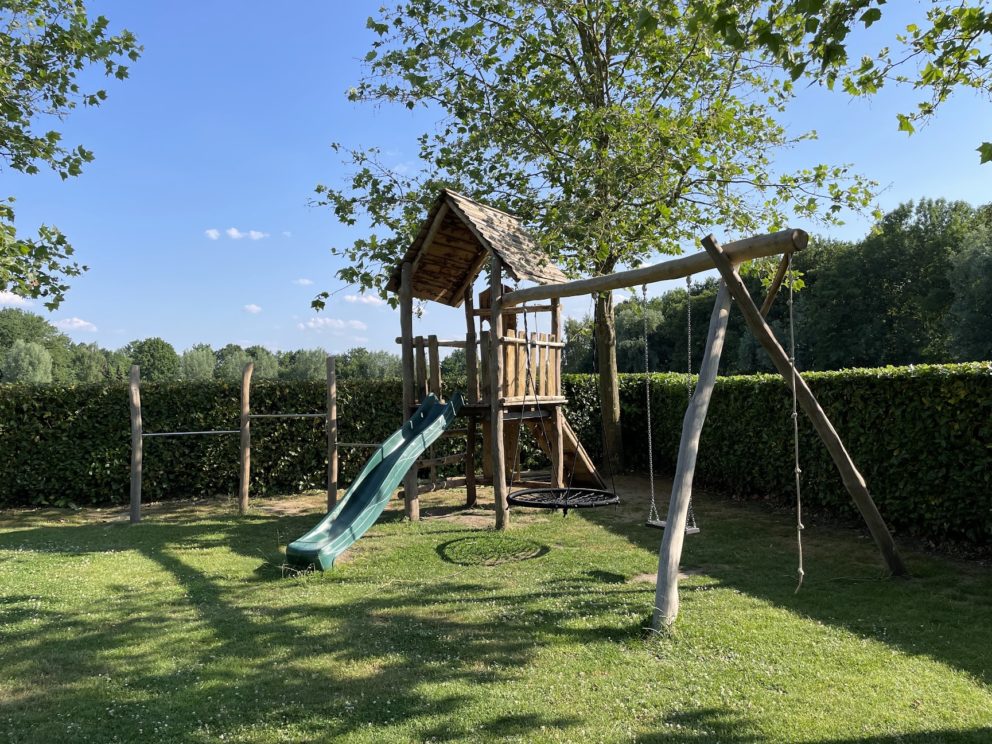 robinia palen geschild en geschuurd 13-15 en 10-12, schaaldelen en eiken planken voor houten speeltoestel.jpg