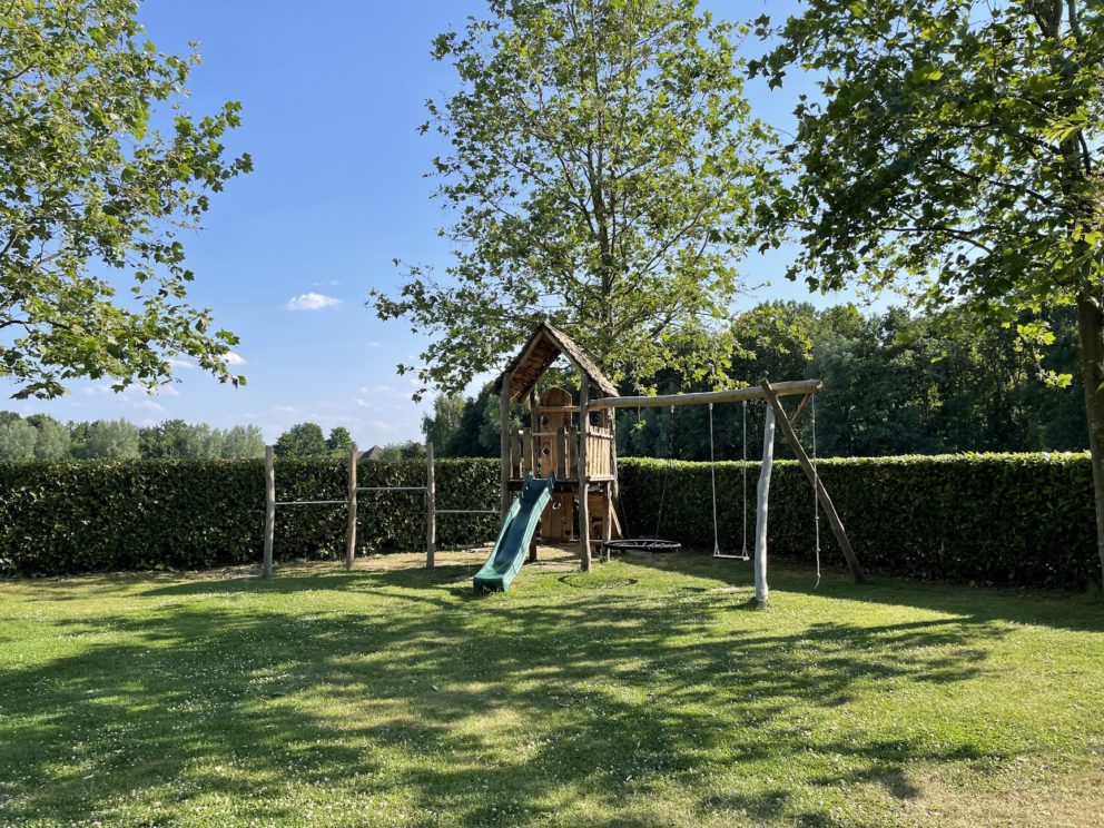 Robinia palen geschild en geschuurd diameters 13-15 en 10-12 (cm), schaaldelen en eiken planken voor speeltoestel.jpg - Adéquat