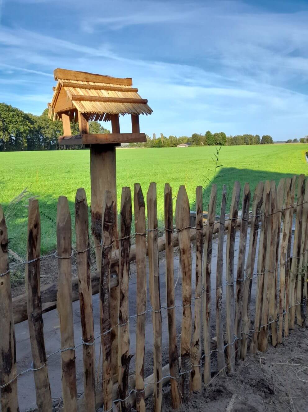 Frans schapenhek kastanje 100 cm hoog met latafstand 4 cm met kastanje paal 7-9 150/160 cm en 250 cm halfrond diam. 7-9 cm.