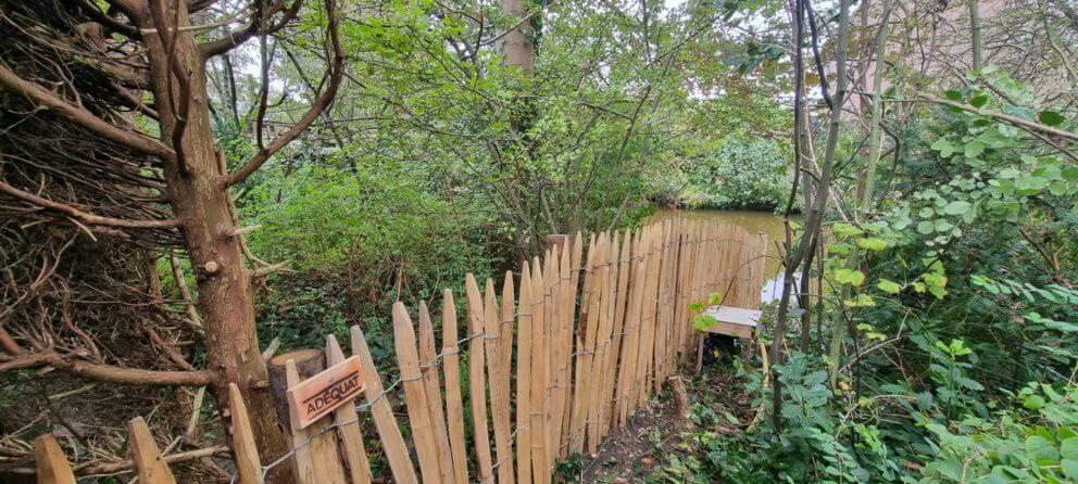 Franse kastanje schapenhek van 100 cm hoog met latafstand 4 cm en kastanje palen met diameter 7/9 cm en lengte 150/160 cm als afrastering in de tuin.