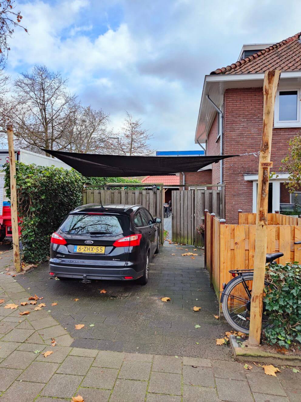 Carport gemaakt van kastanje palen 400 cm lang met diameter 10/12 cm en een doek.