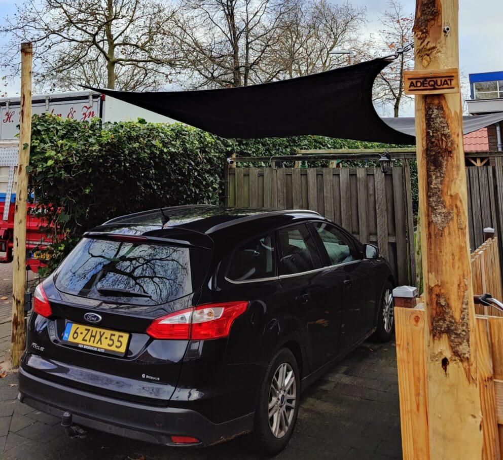 Carport gemaakt van kastanje palen 400 cm lang met diameter 10/12 cm en een doek.