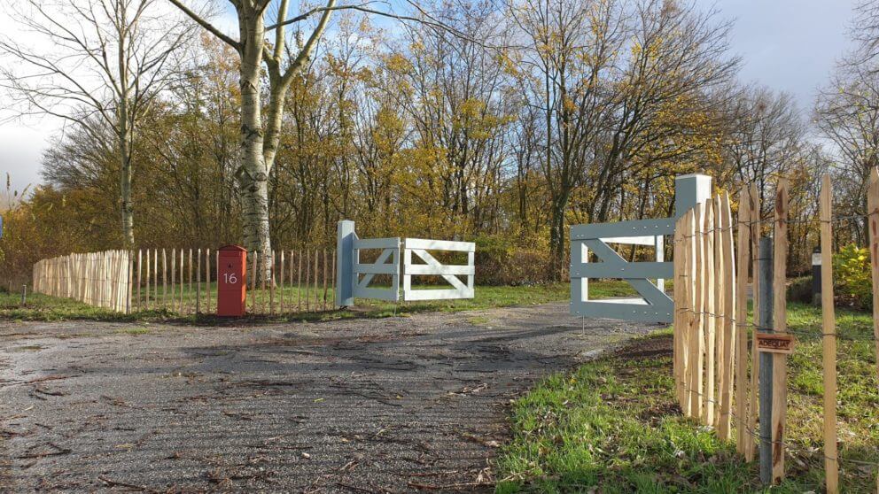 Frans kastanje schapenhek 100 cm hoog met latafstand 10 cm als afrastering bij ingang poort van eigen terrein