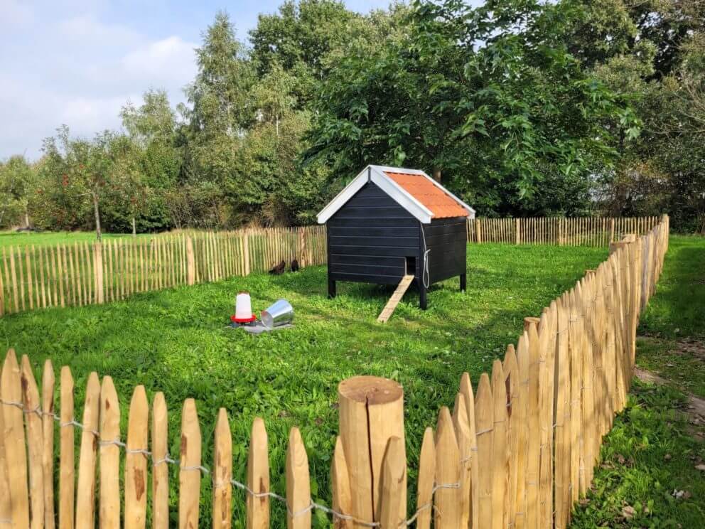 Frans schapenhek 100 cm hoog met latafstand 4 cm en rondhoutpoort 120 B x 100 H (cm) voor kippenhok