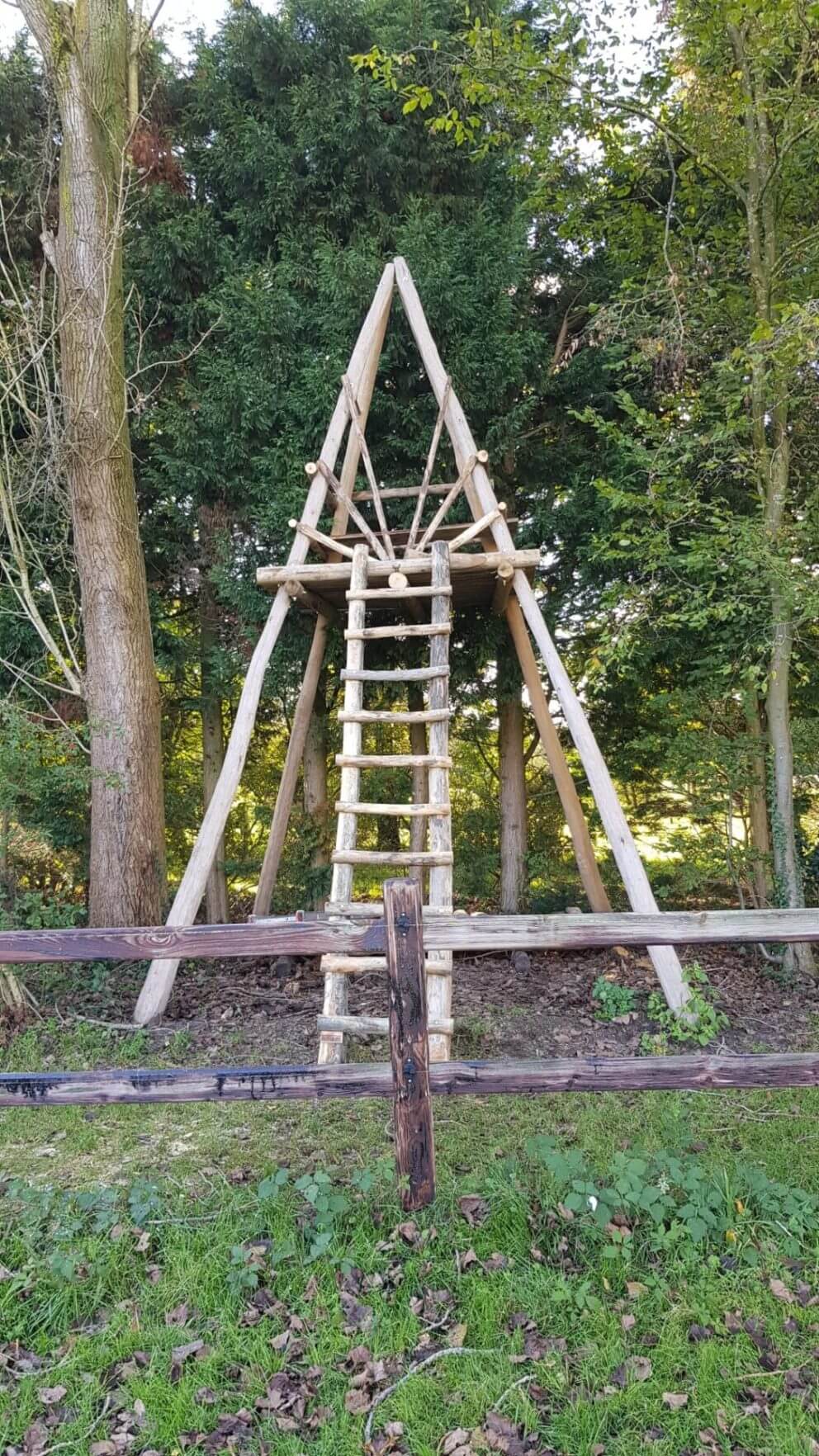 Hoogzitter van robinia palen 10-12 cm en kastanjepalen in de diameters 10-12, 7-9 en 4-6 en kastanje planken gezaagd