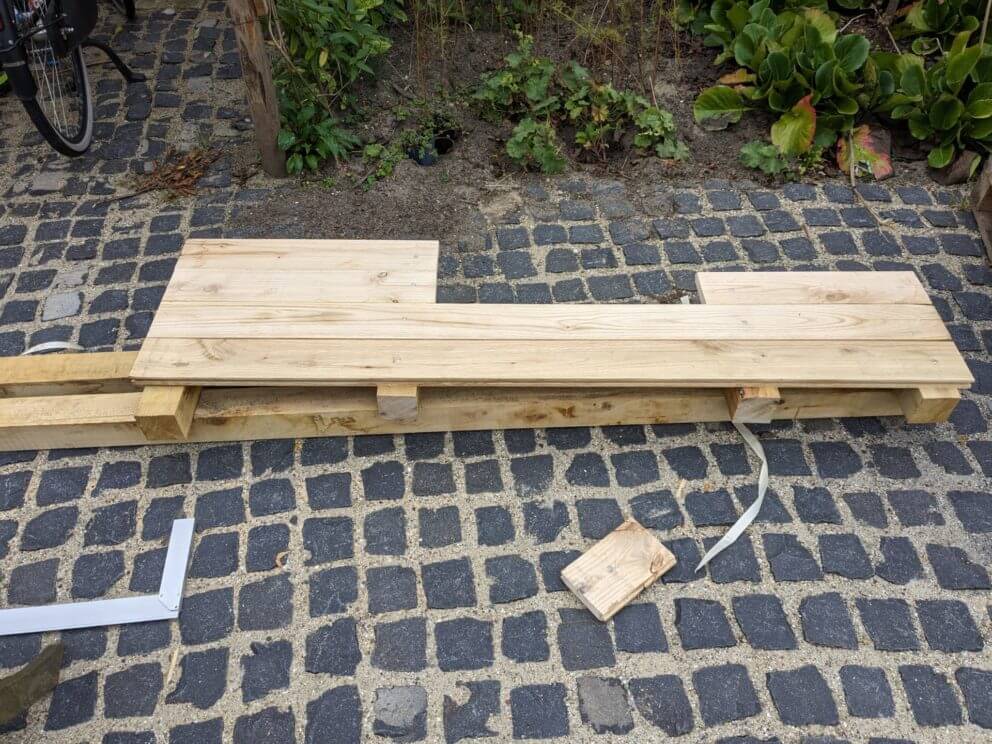 Plantenbak van planken met mes- en groefverbinding van kastanje voor op het balkon