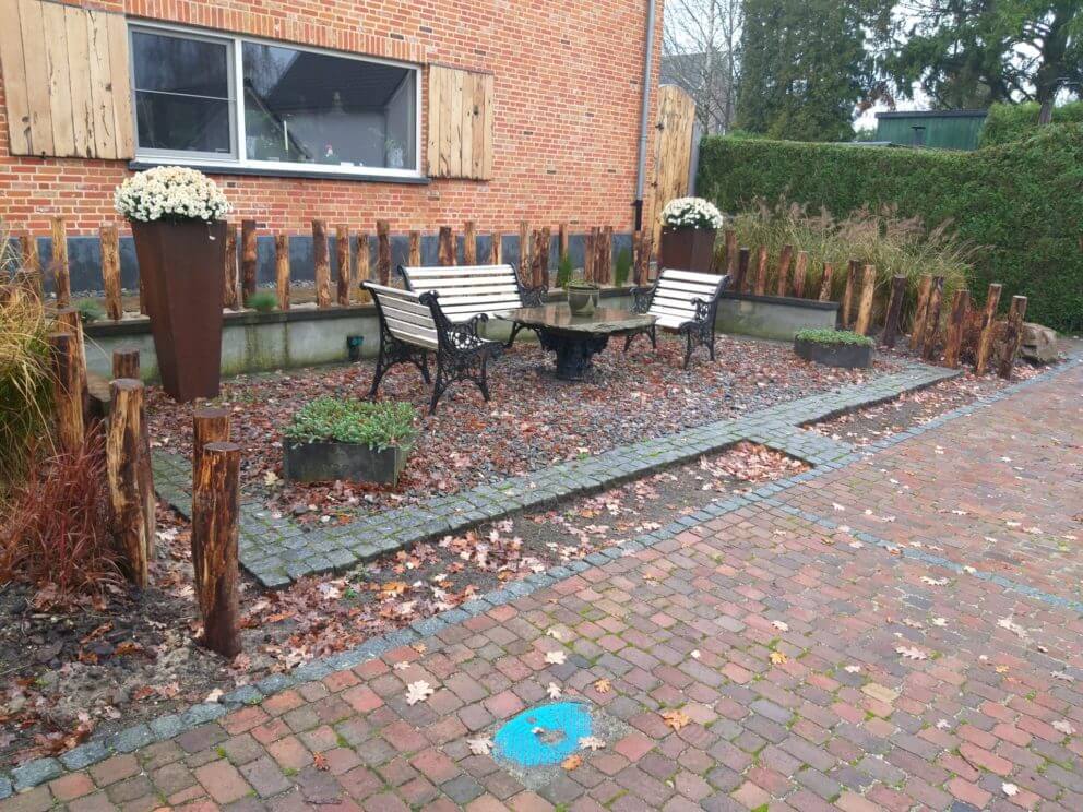 Creatieve bewerking in de voortuin met kastanje palen met een diameter van 8-12 cm en een lengte wisselend van 95 / 125 cm.