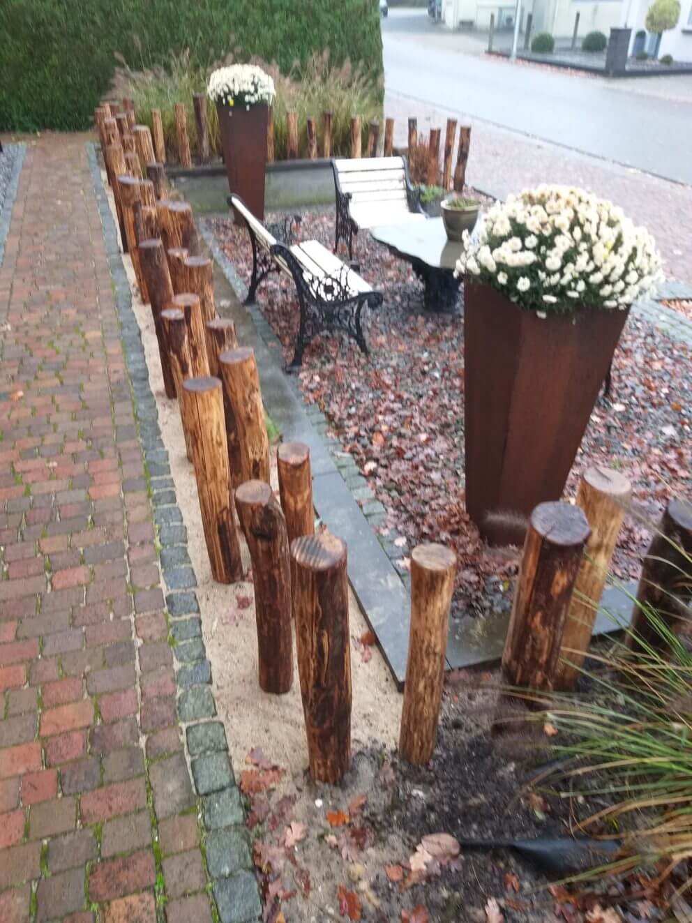 Creatieve bewerking in de voortuin met kastanje palen met een diameter van 8-12 cm en een lengte wisselend van 95 / 125 cm.