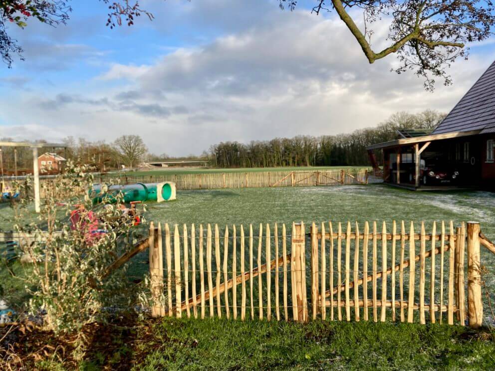 Frans schapenhek van 100 cm hoog met latafstand 4 cm met kastanje paal diam. 4-6 cm lengte 200 en 300 cm, kastanje paal diam. 7-9 cm met lengte 125 em 150/160 en kastanje paal diam. 10-12 cm met lengte 175 cm