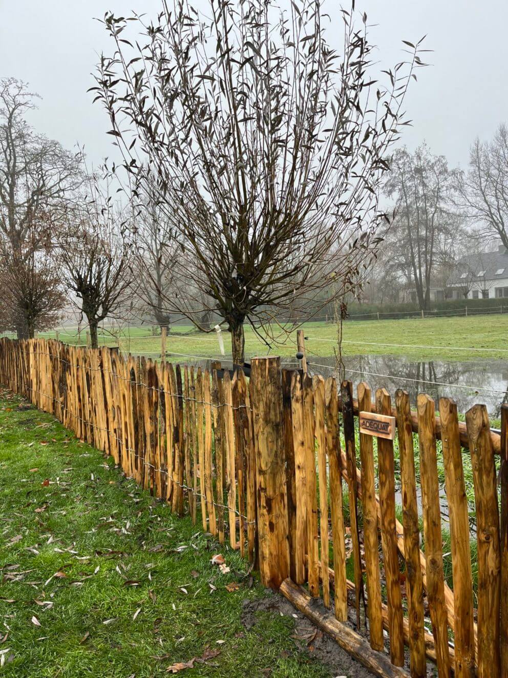 Frans schapenhek 80 cm hoog met latafstand 4 cm en kastanje palen van 15-0/160 cm lang met een diameter van 7/9 cm en 10/12 cm met een Franse rondhoutpoort van 100 cm breed bij 80 cm hoog