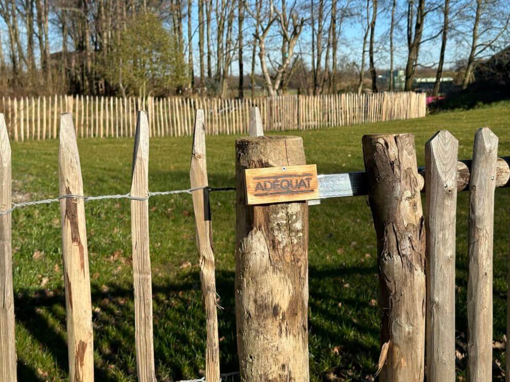 Frans schapenhek 100 cm hoog met latafstand 8 cm met een Franse rondhoutpoort van 100 cm breed bij 100 cm hoog en kastanje palen diameter 7-9 cm met een lengte van 175 cm.