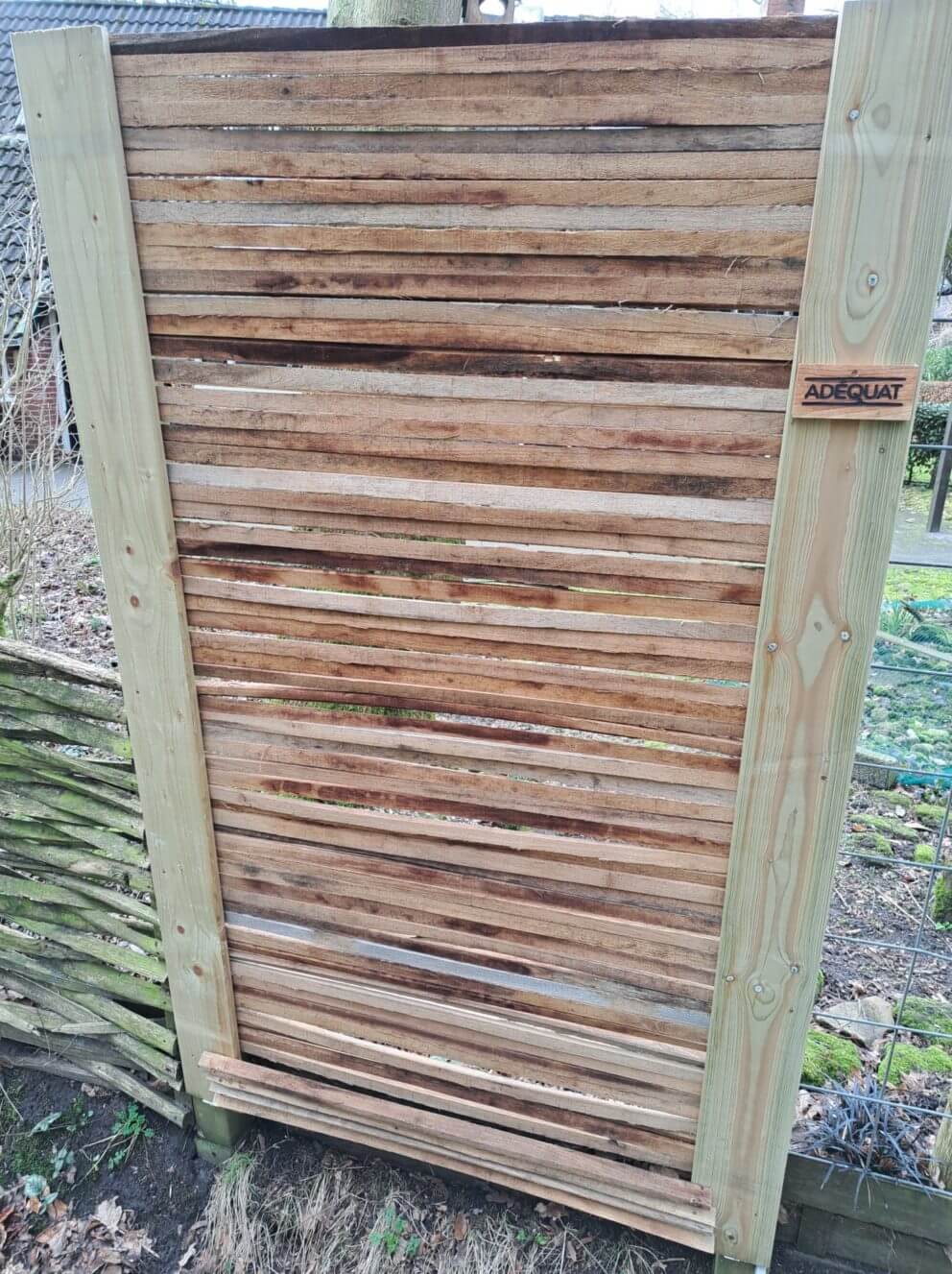 Robinia rasterlatten van 1 meter constructie in de tuin om het stormbestendig te maken