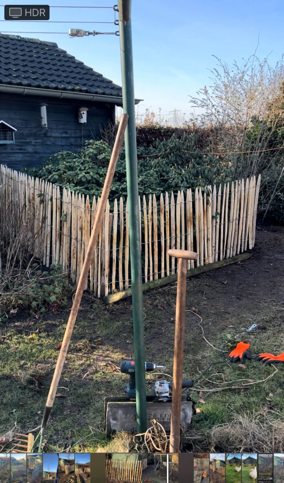 Frans schapenhek van 100 cm hoog met latafstand 4 cm en kastanje palen 150/160 cm lang met een diameter van 7-9 cm en kastanje palen 175 cm lang met een diameter van 10-12 cm.