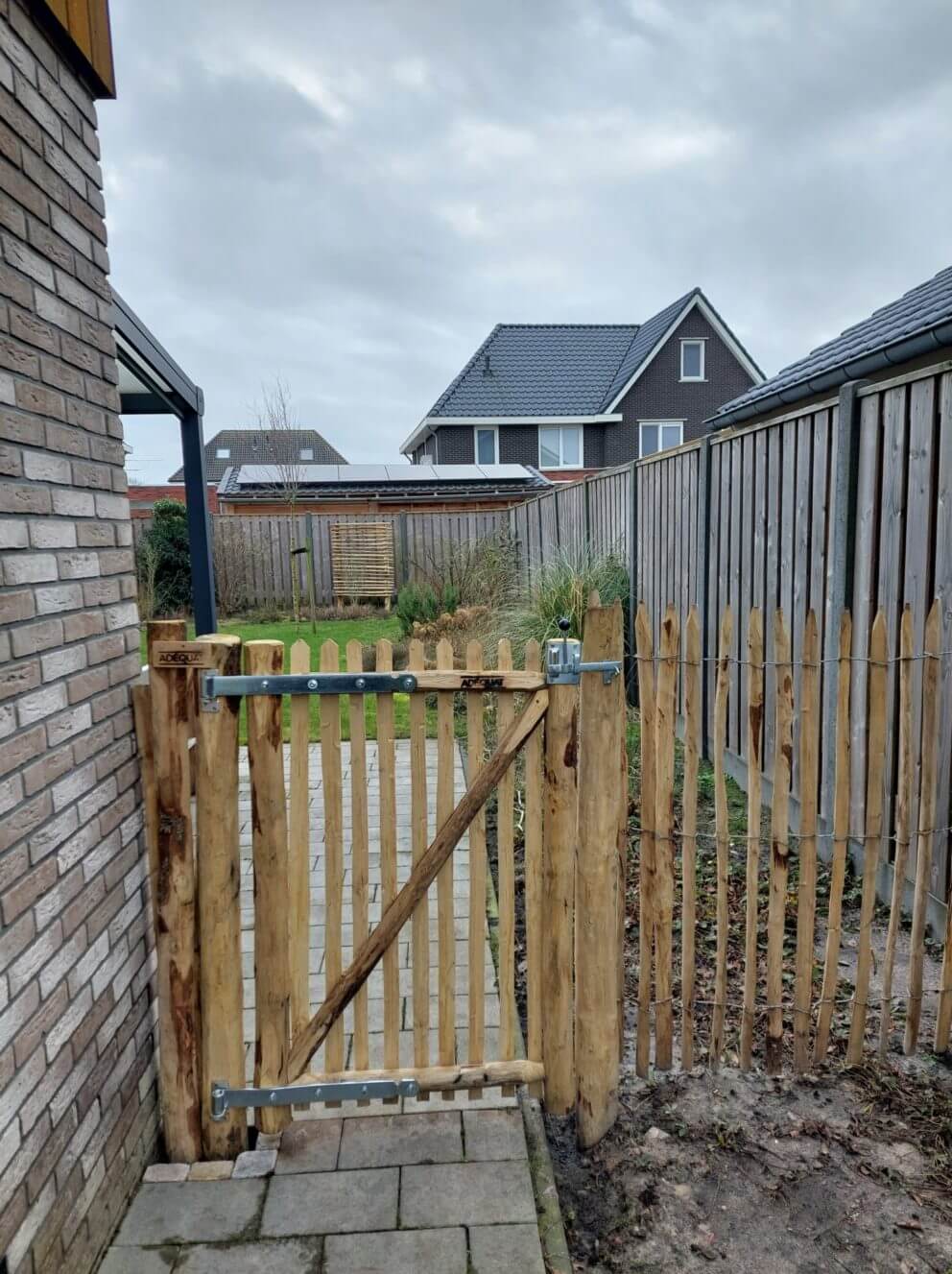 Frans schapenhek van 120 cm hoog, latafstand 4 cm met Franse rondhoutpoort van 80 breed bij 120 hoog en kastanje palen met een diameter van 7-9 cm en een lengte van 175 en 200 cm.