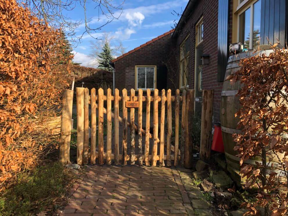 Frans schapenhek van 80 cm hoog met een latafstand van 10 cm en een Franse rondhoutpoort van 120 cm breed en 80 cm hoog.