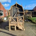 Eco toilet met kastanje palen in diverse diameters en lengtes