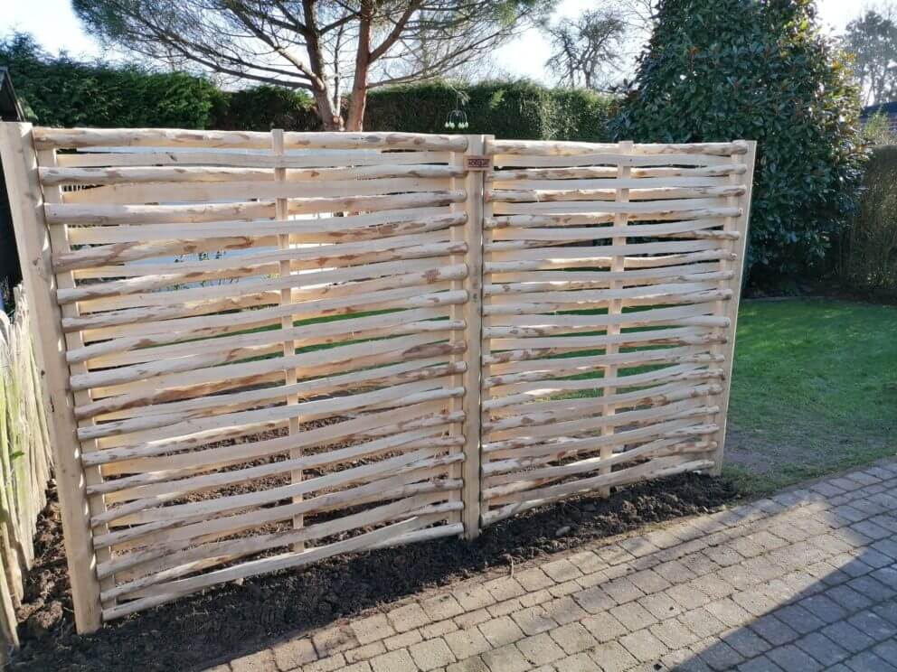 Vlechtschermen hazelaar 180H x 150B met 4-zijdige kastanje palen met een diameter van 8 en 10 cm en een lengte van 27 - Adéquat