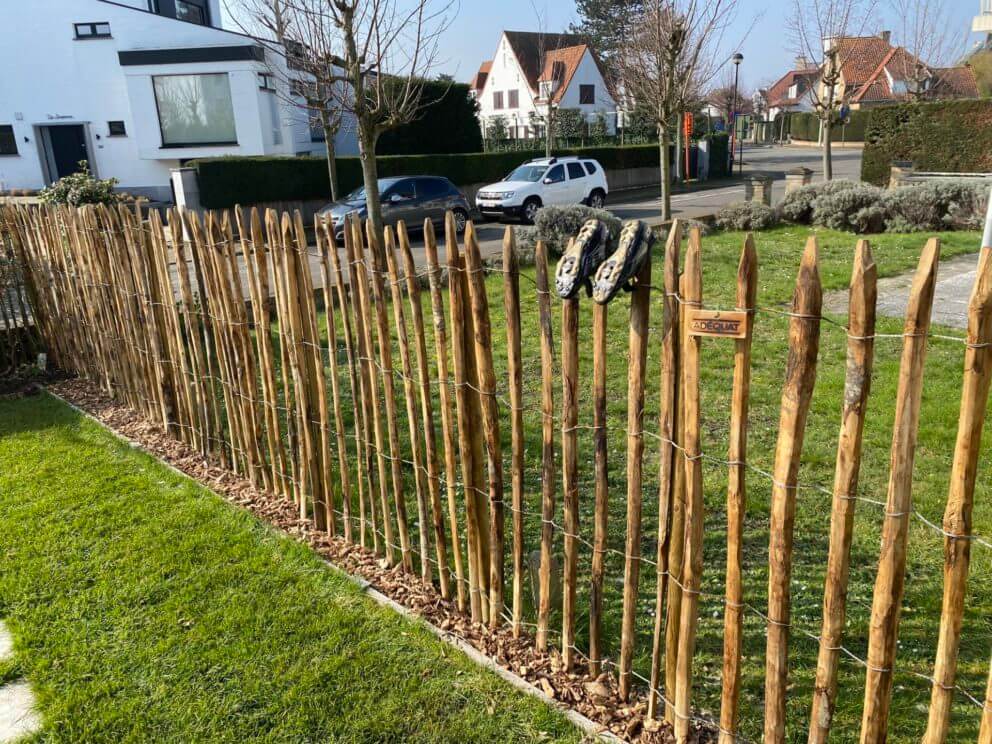 Frans schapenhek van 150 cm hoog met een latafstand van 8 cm als omheining in de tuin