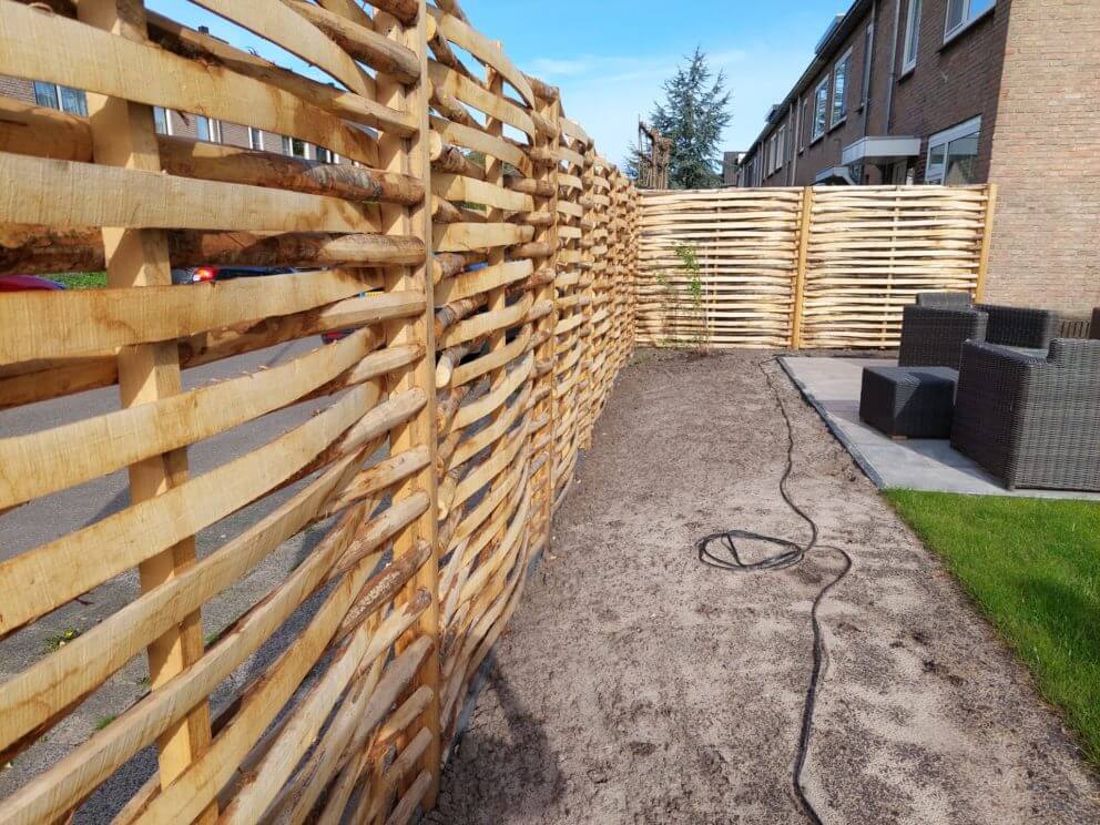 Vlechtscherm kastanje van 180 cm breed bij 180 cm hoog als afrastering in de tuin