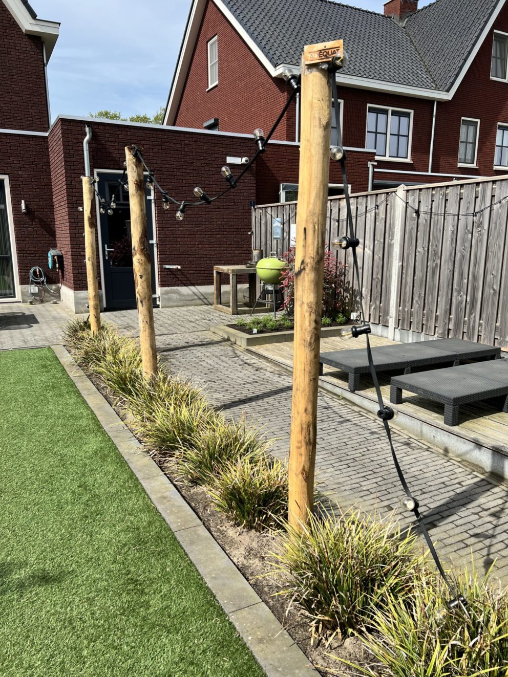 Kastanje paal 300 cm lang diameter 10-12 cm met een lichtsnoer als decoratie in de tuin