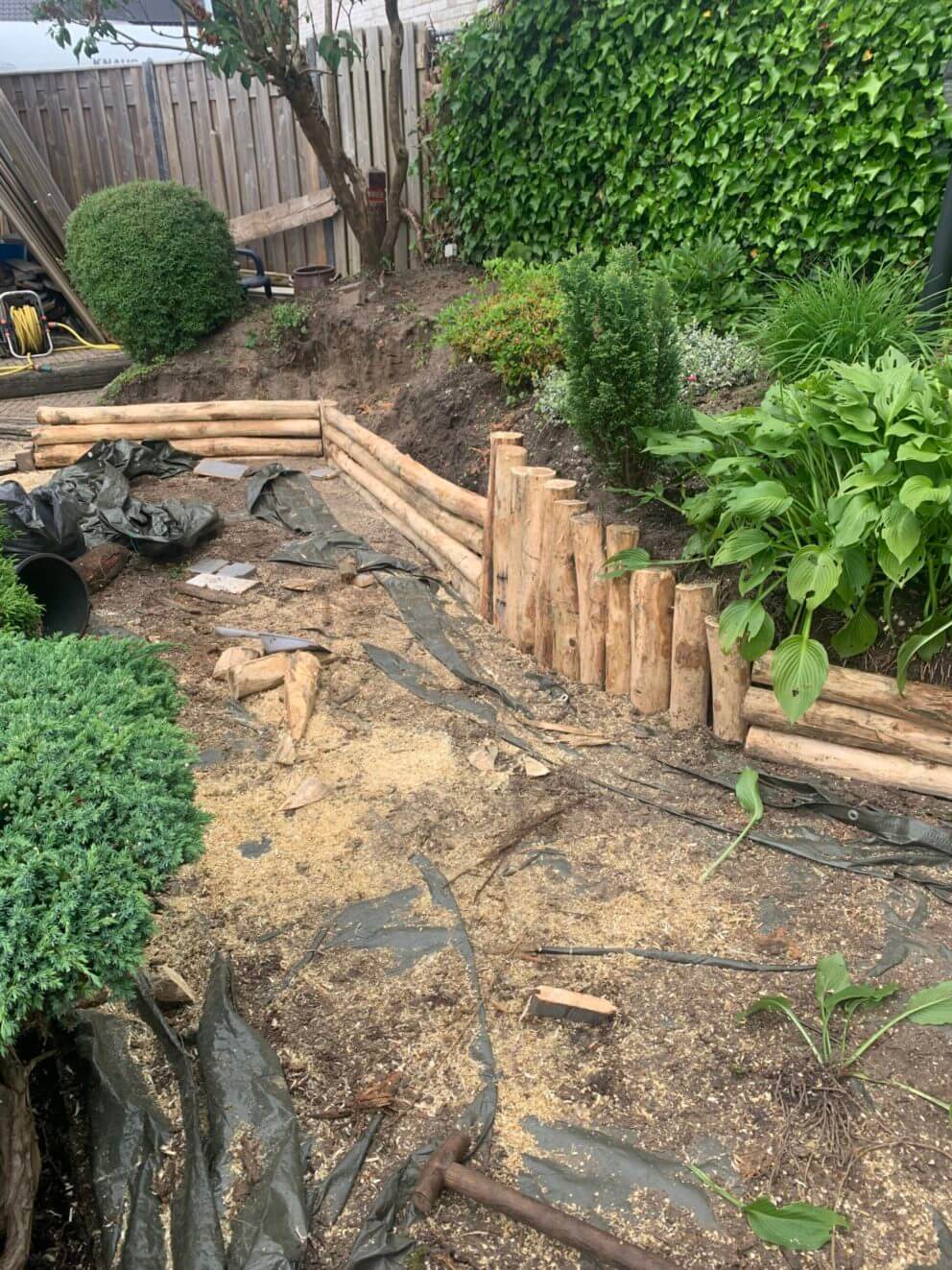 Kantopsluiting met robinia palen van 250 cm lang met een diameter van 8-10 cm gezaagd in verschillende afmetingen.