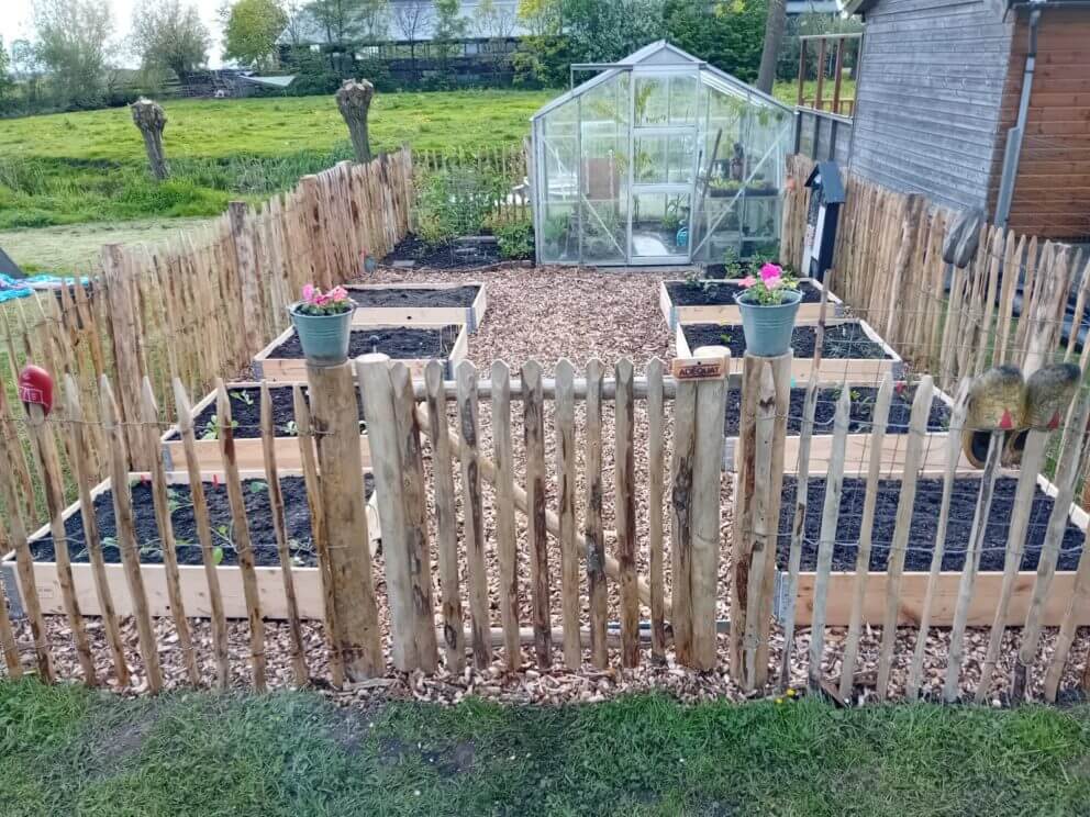 Franse enkele rondhoutpoort van 100 cm breed bij 100 cm hoog en Frans schapenhek van 100 cm hoog met een latafstand van 6 cm met robinia palen van 160 cm lang met een diameter van 8-10 cm