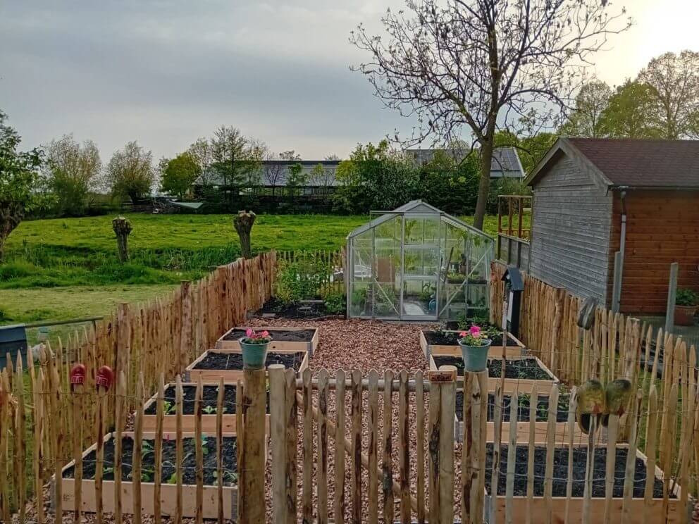 Franse enkele rondhoutpoort van 100 cm breed bij 100 cm hoog en Frans schapenhek van 100 cm hoog met een latafstand van 6 cm met robinia palen van 160 cm lang met een diameter van 8-10 cm