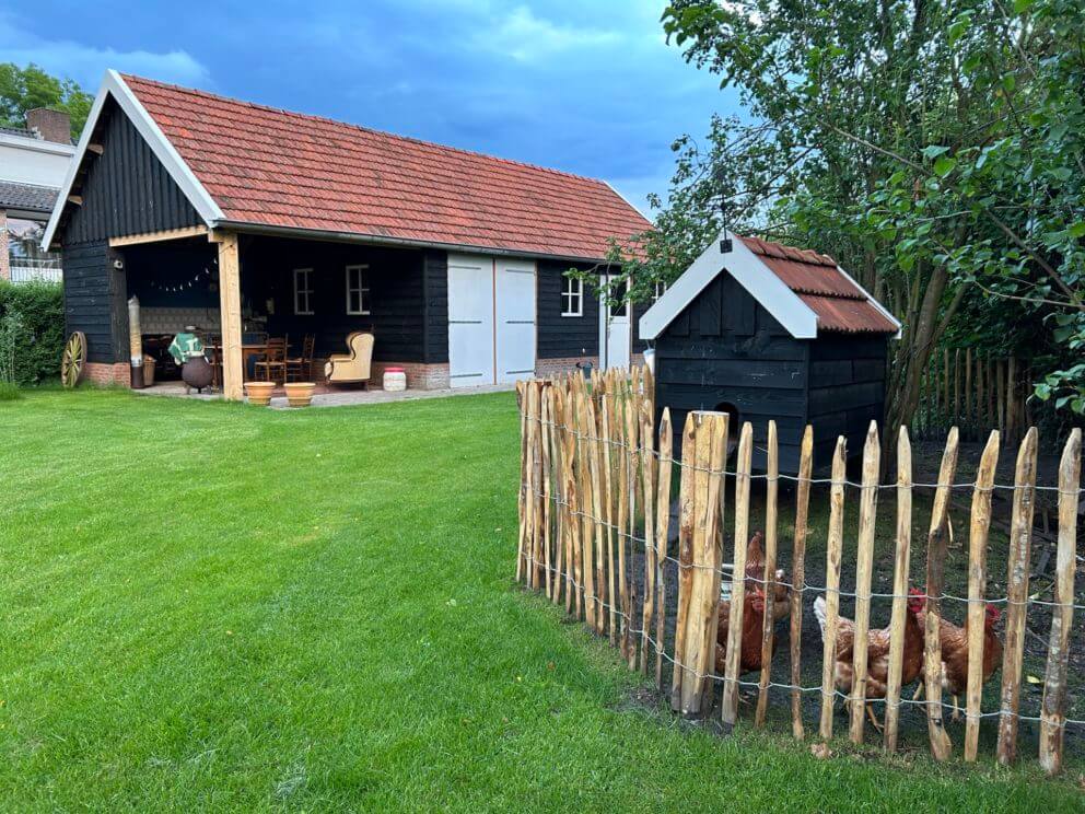 Frans schapenhek kastanje 100 cm hoog met een latafstand van 6 cm en kaatanje palen in de lengte 175 cm met een diameter van 7-9 cm en 10-12 cm gebruikt als omheining bij een kippenhok