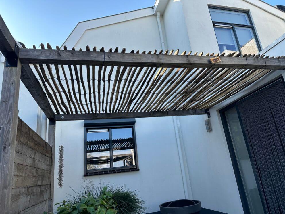 Frans schapenhek van 200 cm lang met een latafstand van 4 cm gebruikt bovenop een pergola voor een Ibiza sfeer