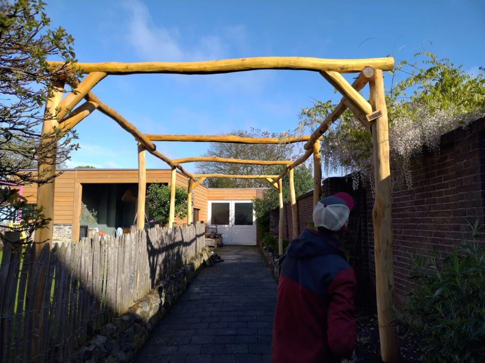 Pergola gemaakt van Robinia palen geschuurd in de lengte 300 cm en diameter 10-12 cm