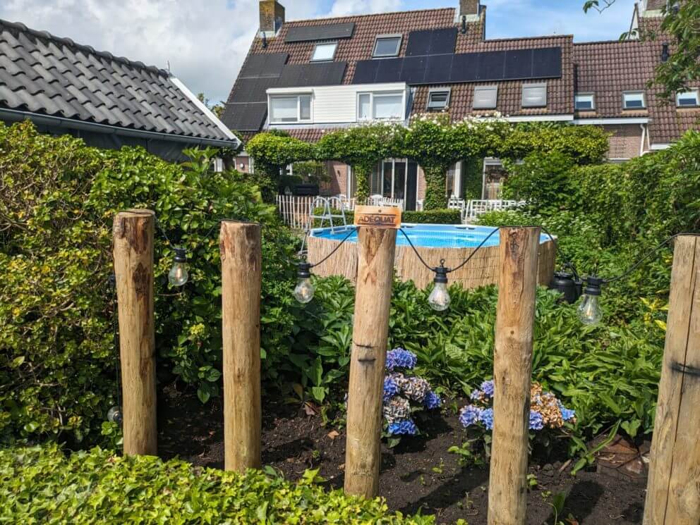 Kastanje paal 150/160 cm lang met een diameter van 10-12 cm gebruikt om verlichting aan te hangen in de tuin