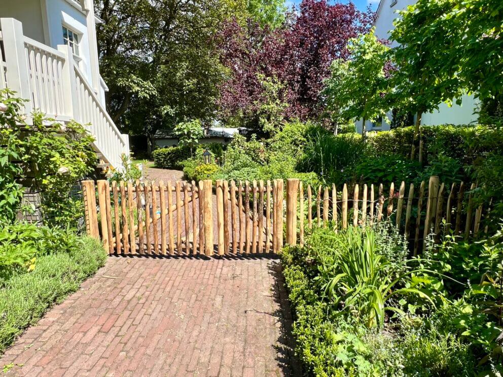 Franse rondhoutpoort dubbel met rechts: 80 cm hoog en 70 cm breed en links 80 cm hoog en 120 cm breed met kastanje paal lengte 150/160 cm met een diameter van 10-12 cm en schapenhek kastanje van 80 cm hoog met een latafstand van 6 cm